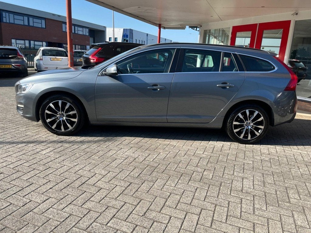 Volvo V60 1.5 T3 aut. 152PK Momentum  Dealeronderhouden Trek, Euro 6, 4 cilinders, USB, 750 kg