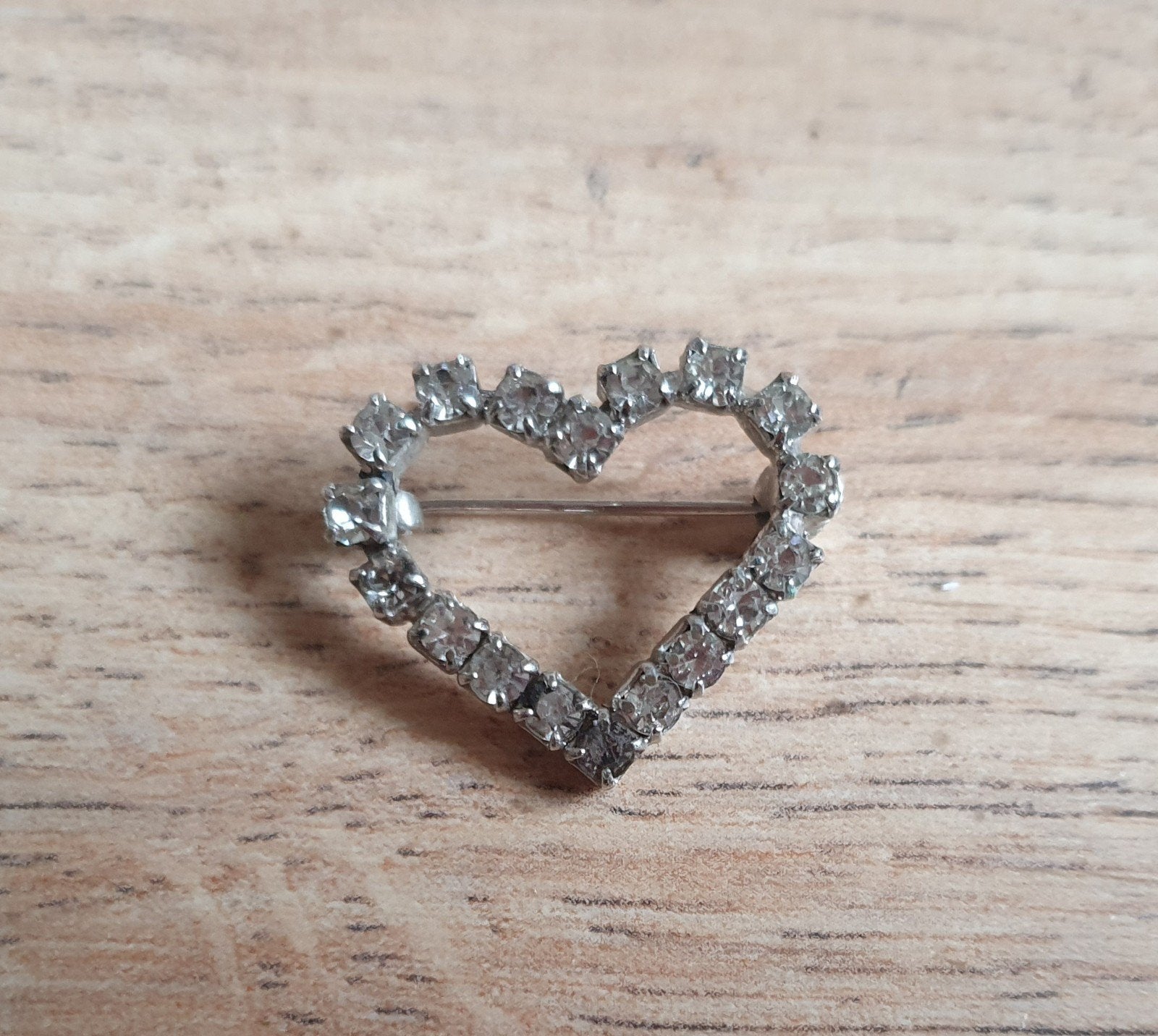 Mooi vintage strass steentjes hart broche!, Ophalen of Verzenden, Gebruikt, Minder dan 4 cm, Met strass