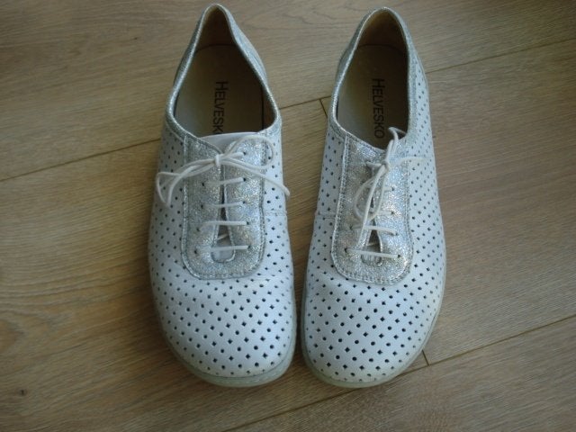 Bijna nieuwe leren HELVESKO zomerschoenen maat 42, Kleding | Dames, Schoenen, Helvesko, Wit, Ophalen of Verzenden, Sneakers of Gympen