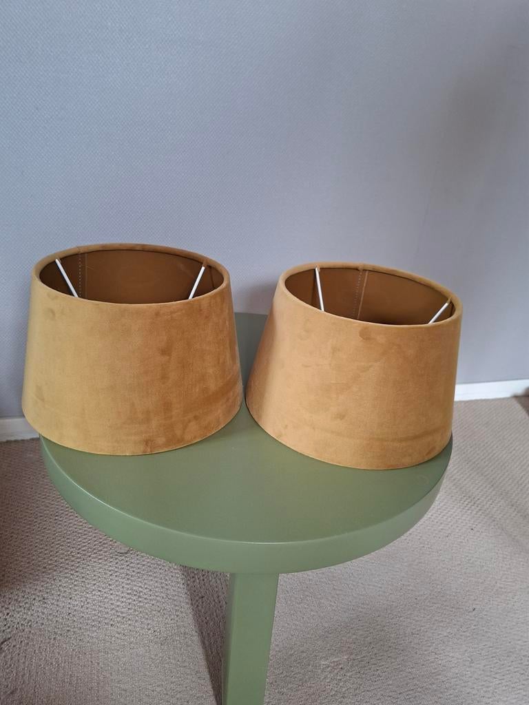 Twee goud gele lampenkappen., Ophalen of Verzenden, Zo goed als nieuw, Rond, Minder dan 25 cm