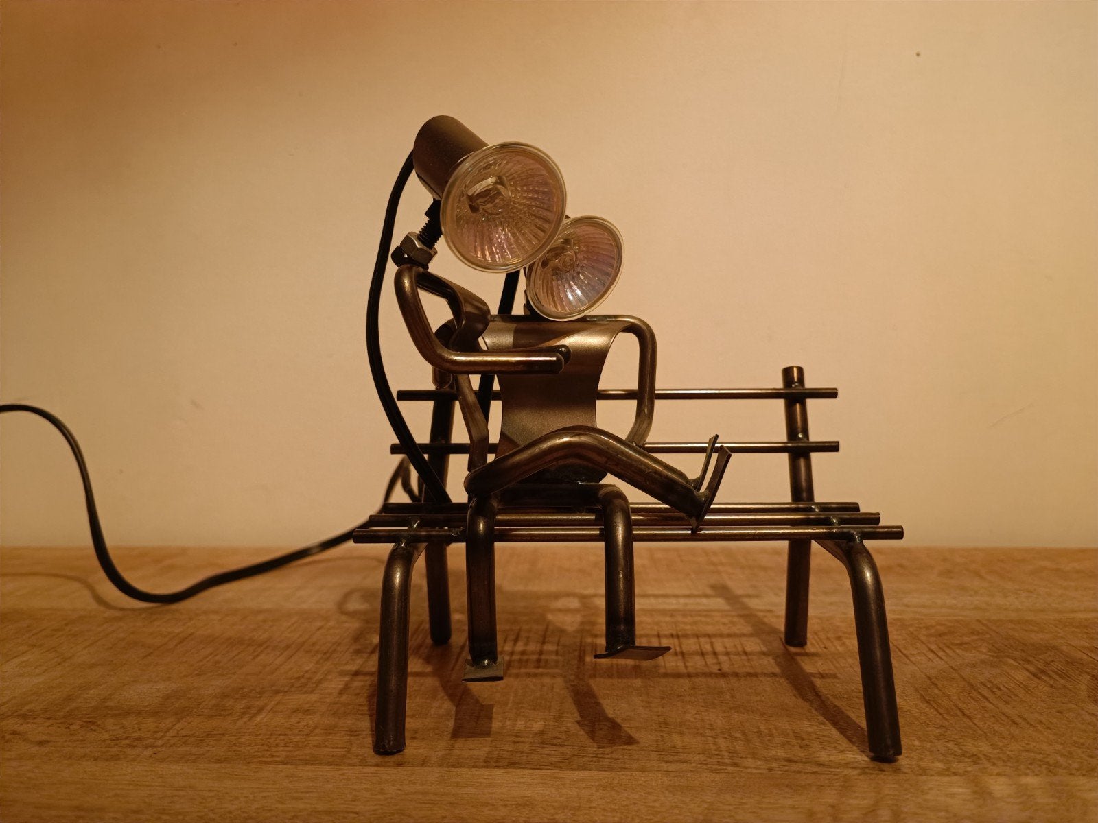 Metalen lampje van 2 personen op bankje, industrieel design, Ophalen of Verzenden, Metaal