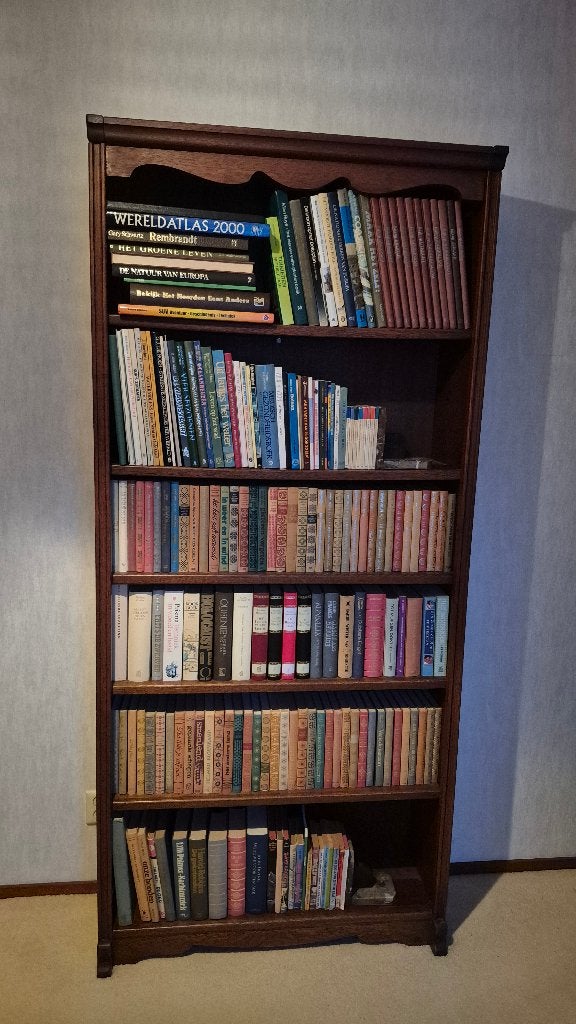 Donkerbruine boekenkast met boeken, Huis en Inrichting, Ophalen, Met plank(en), Gebruikt, 50 tot 100 cm