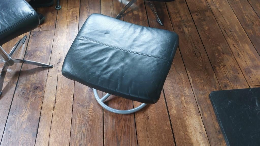 Voetenbankje IKEA 400.182.63, Ophalen, Gebruikt, Zwart, donker, leder, stalen voet., Minder dan 75 cm