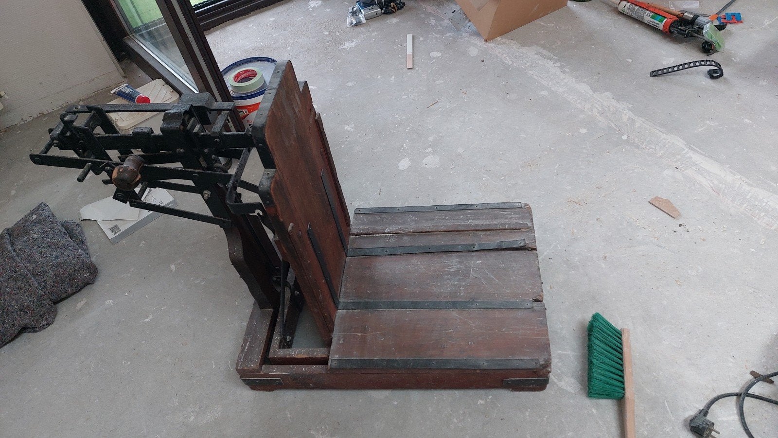 Antieke weegschaal met houten platform, Ophalen