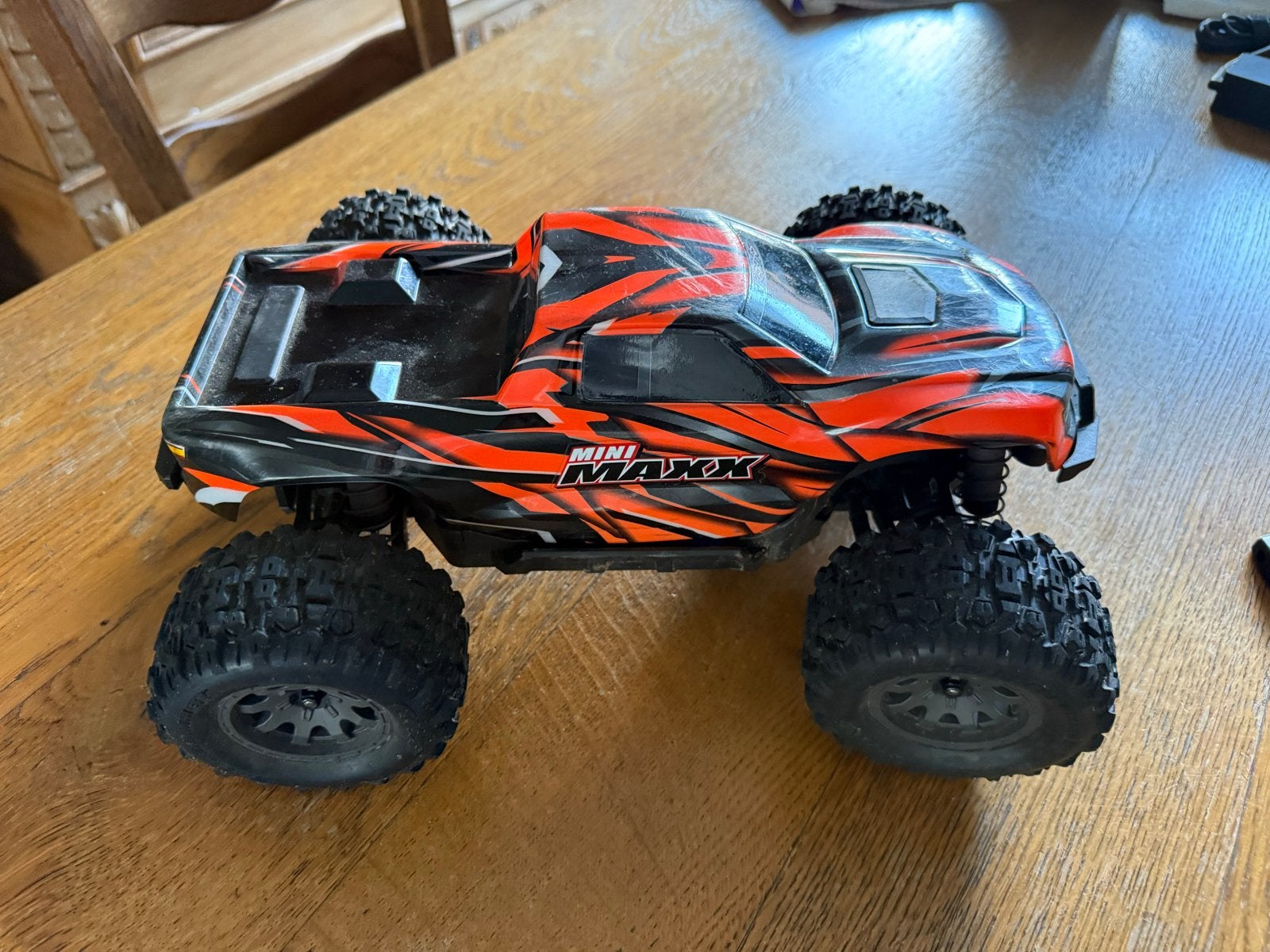Traxxas Mini Maxx RC auto met lader en 2x 2S LiPo, Elektro, Auto offroad, Ophalen of Verzenden, Zo goed als nieuw