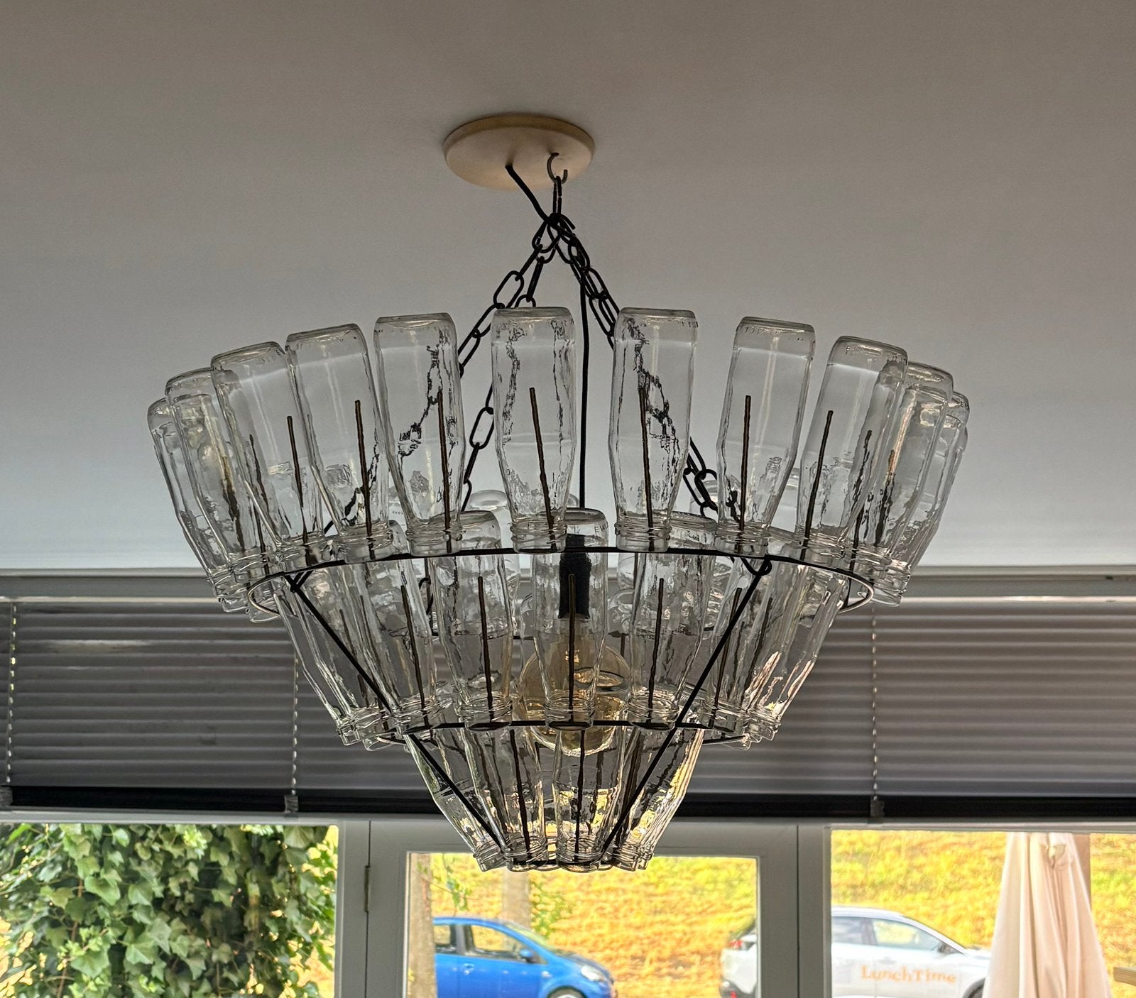 Unieke kroonluchter van glazen flessen - Leitmotiv, Huis en Inrichting, Lampen | Kroonluchters, Ophalen, Zo goed als nieuw, Glas