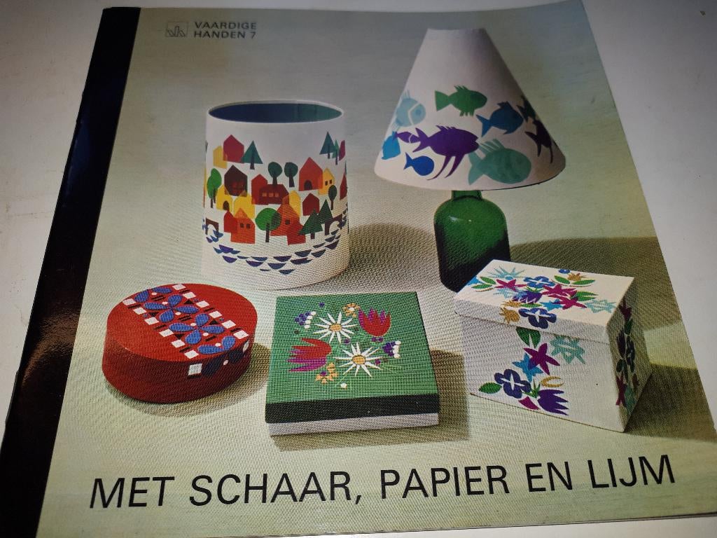 Met schaar, papier en lijm - Vaardige handen 7, Ophalen of Verzenden, Gelezen, Overige onderwerpen