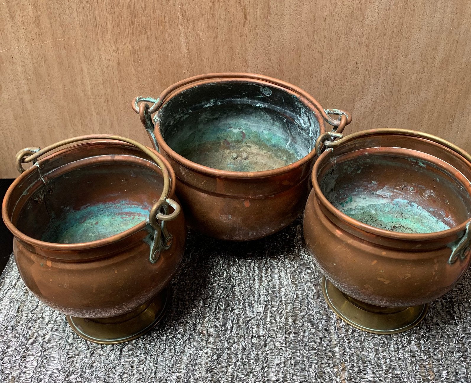 Drie koperen (bloem)potjes met hengsel, Ophalen of Verzenden, Koper