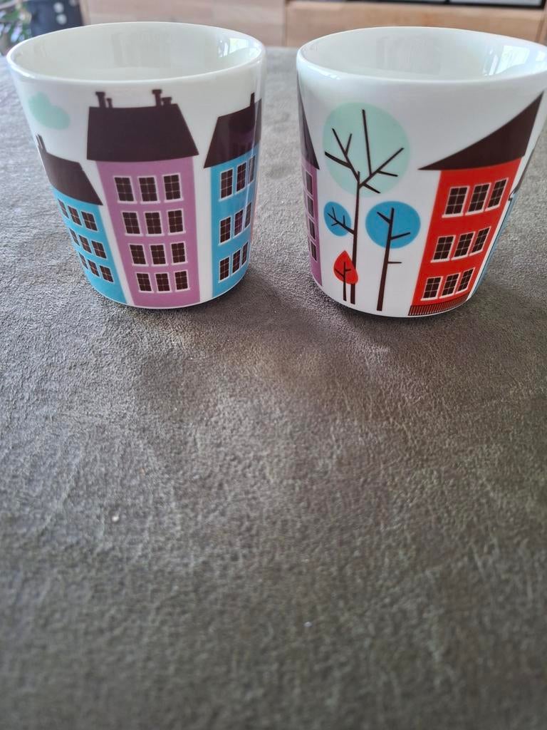 Set van 2 Isaki kopjes met huisjes en bomen design, Keramiek, Ophalen of Verzenden, Zo goed als nieuw, Overige stijlen