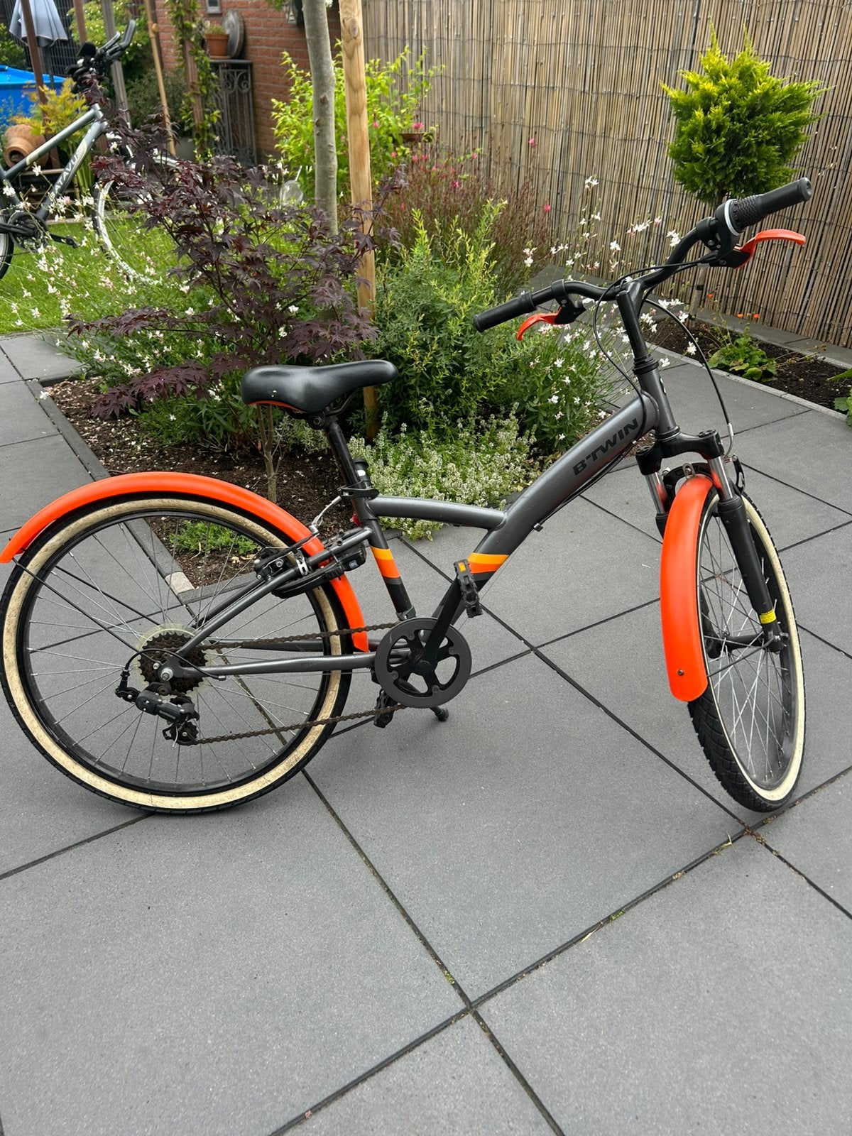 Btween Kinderfiets 24 inch - Oranje/Zwart, Fietsen en Brommers, Fietsen | Kinderfietsjes, Ophalen of Verzenden, Gebruikt, 20 inch of meer