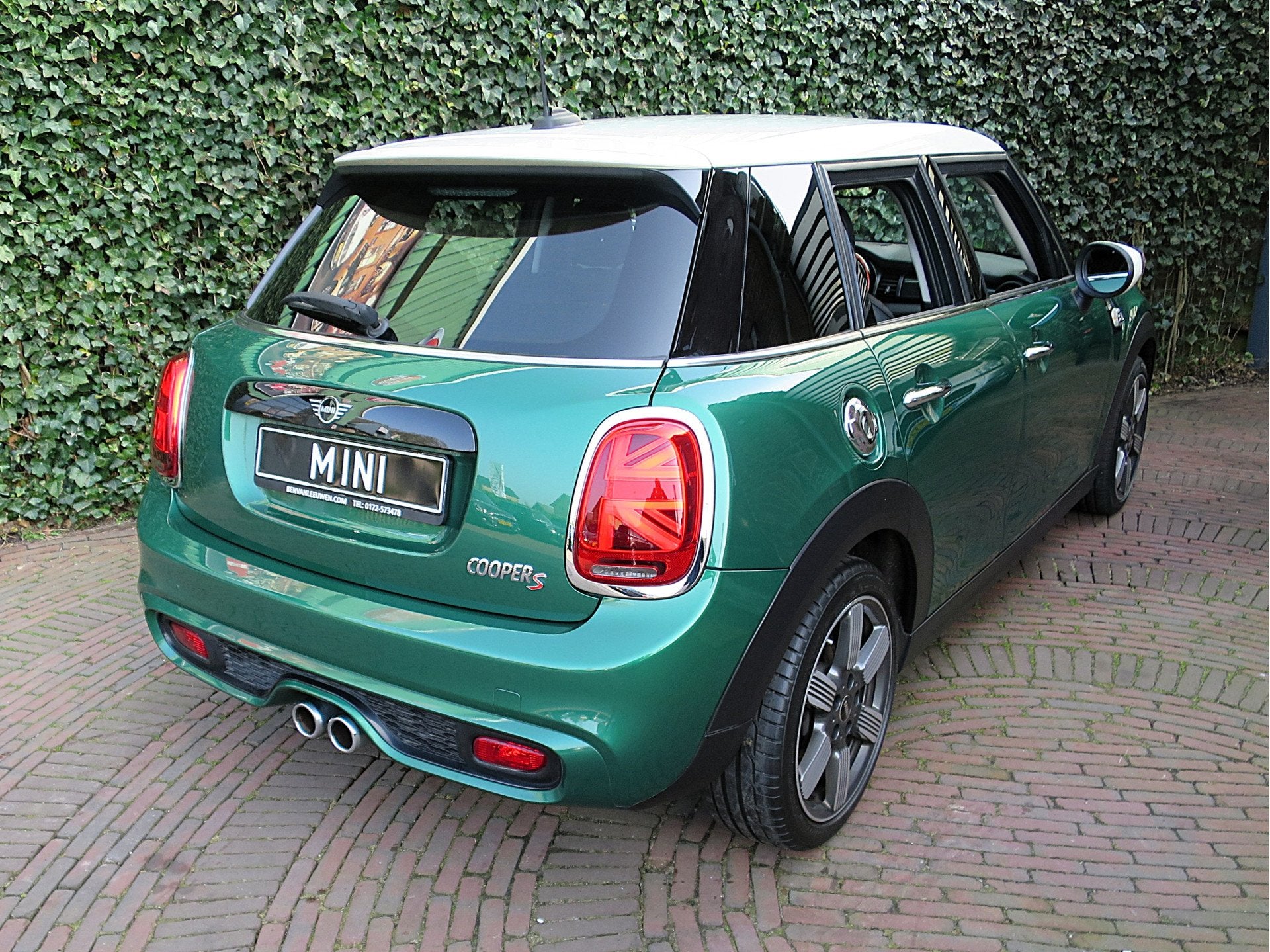 MINI Cooper S 2.0 60 Years Edition F55 LCI 5-drs met Head-up, Gebruikt, Bedrijf, Handgeschakeld, Automatische klimaatregeling