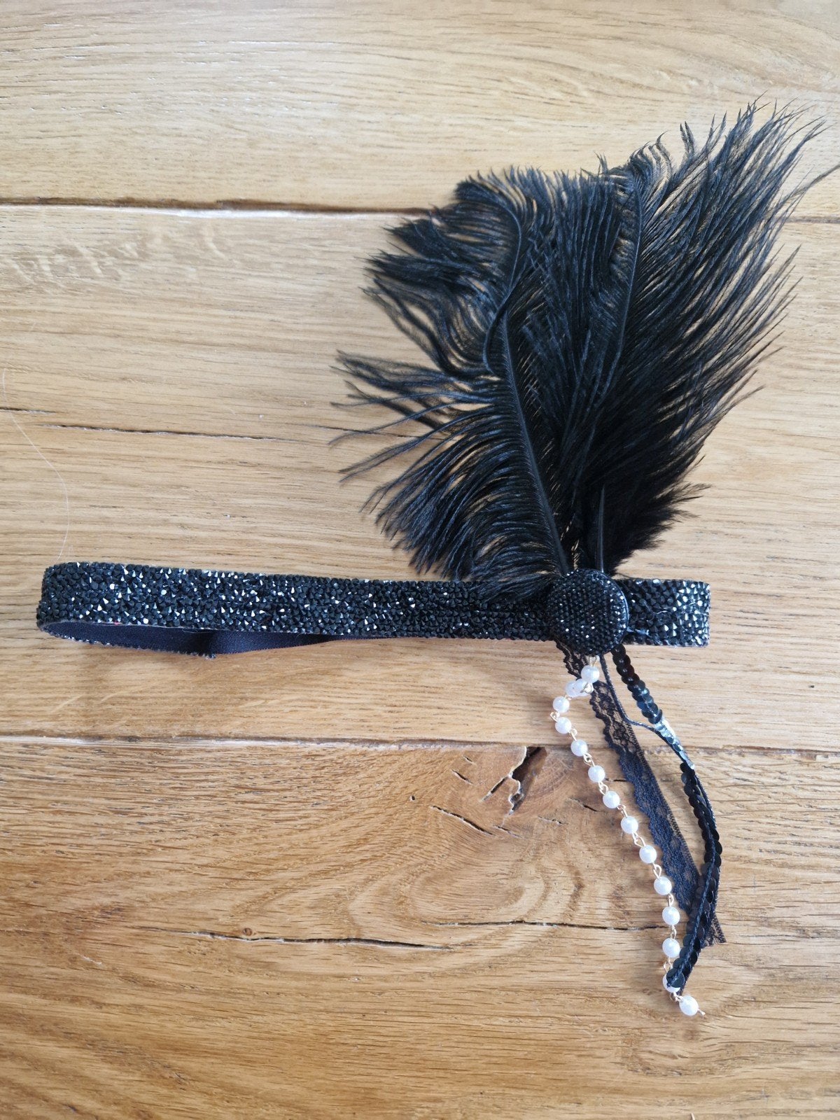 Jaren '20 Flapper Hoofdband met Zwarte Veer en Kralen, Kleding | Dames, Ophalen of Verzenden, Nieuw, Historisch, Accessoires