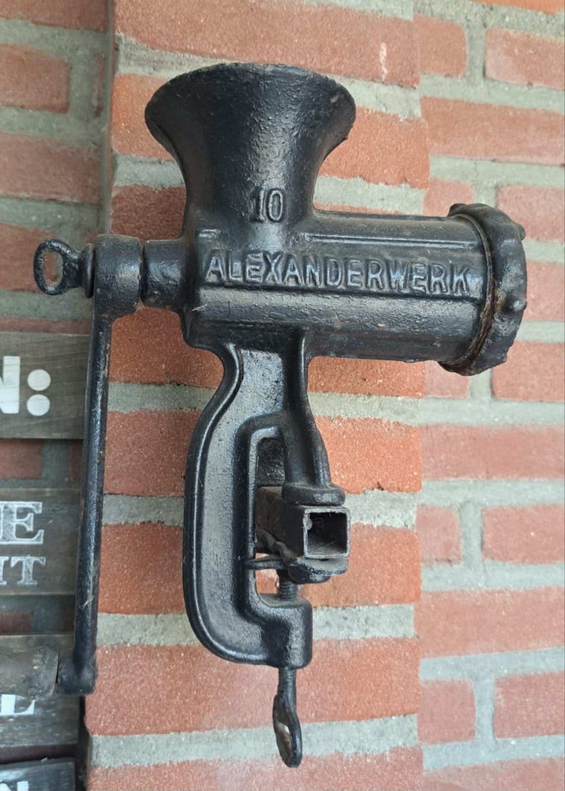 Handmatige vleesmolen (gehaktmolen), Ophalen