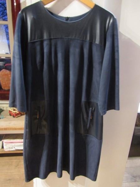 G166a Donna Dura mt 42 jurk donkerblauw imitatieleer suedine, Kleding | Dames, Jurken, Maat 42/44 (L), Donna Dura, Zo goed als nieuw