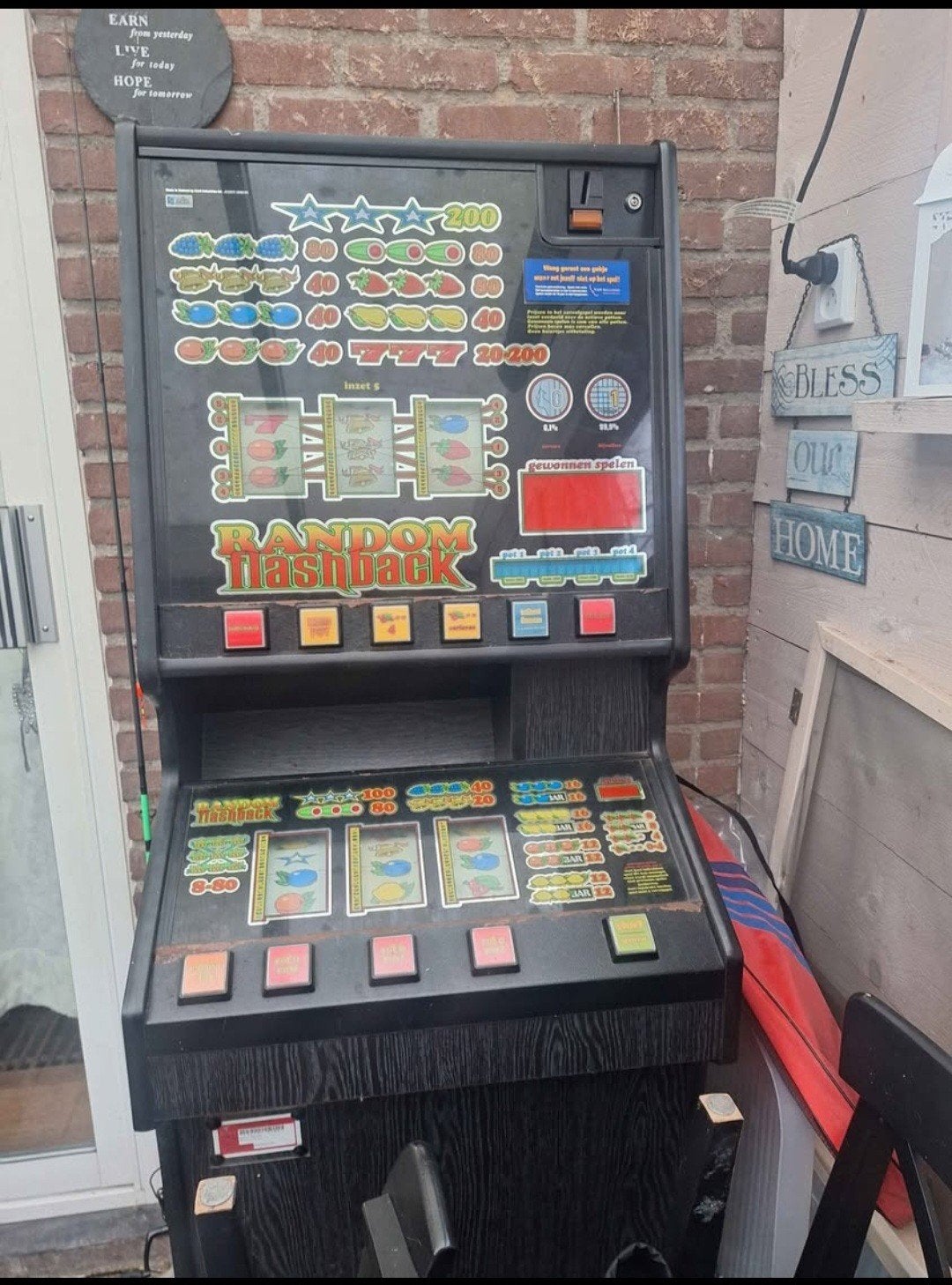 Random flashback gokautomaat, Ophalen