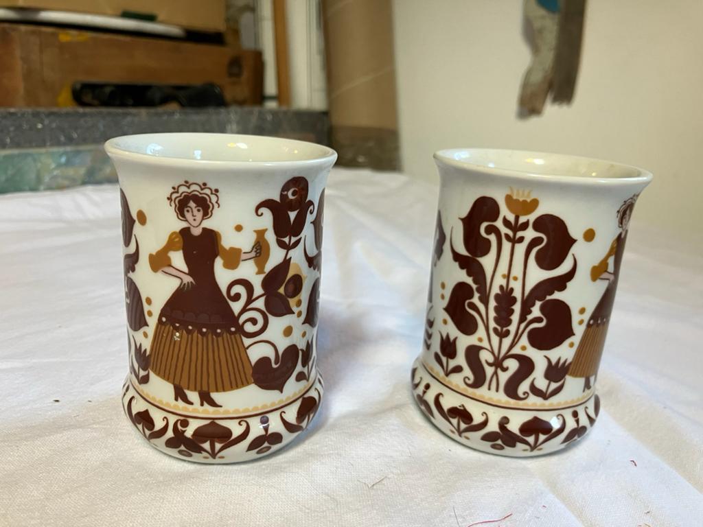 Set van 2 Kurt Hammer mokken met folkloristisch decor, Ophalen