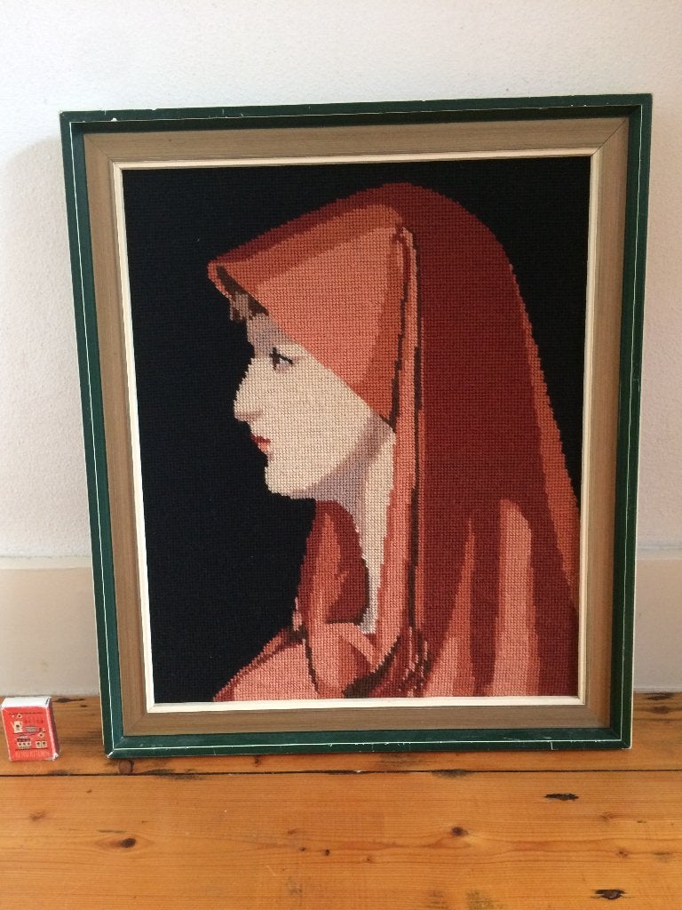 Devoot jonge non vrouw roze rood soutane habijt geborduurd, Minder dan 50 cm, Oorspronkelijke maker, Ophalen of Verzenden, Zo goed als nieuw