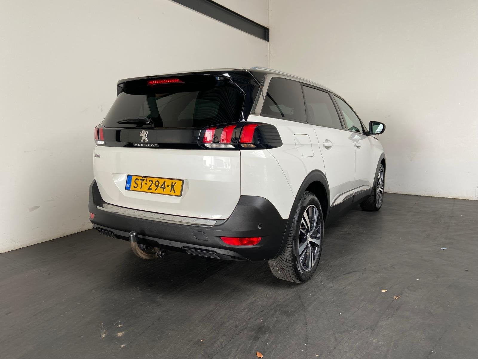 Peugeot 5008 1.2 PureTech Allure. Trekhaak! (bj 2017), Gebruikt, Euro 6, 1199 cc, 7 stoelen