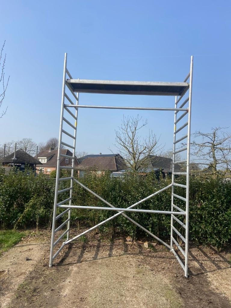 steiger 4 meter hoog Custers (2 stuks beschikbaar), Doe-het-zelf en Verbouw, Steigers, Zo goed als nieuw, Rolsteiger of Kamersteiger