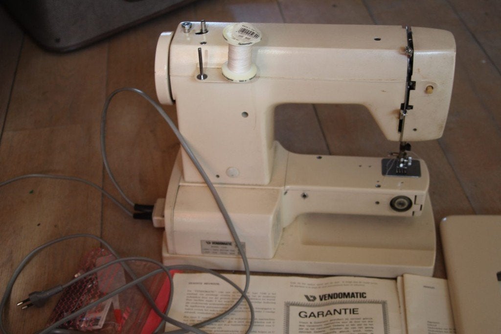 Vintage Vendomatic naaimachine 8724B in koffer, Hobby en Vrije tijd, Naaimachines en Toebehoren, Ophalen, Gebruikt, Naaimachine
