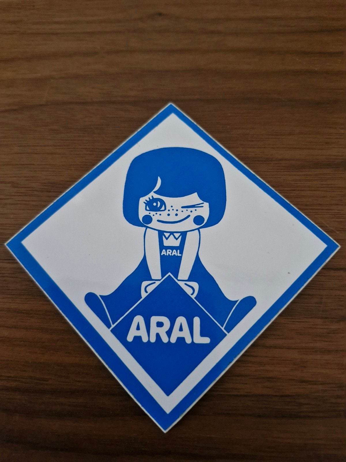 9734 Vintage Aral sticker - Schattig meisje met sproetjes, Ophalen of Verzenden, Gebruikt, Merk