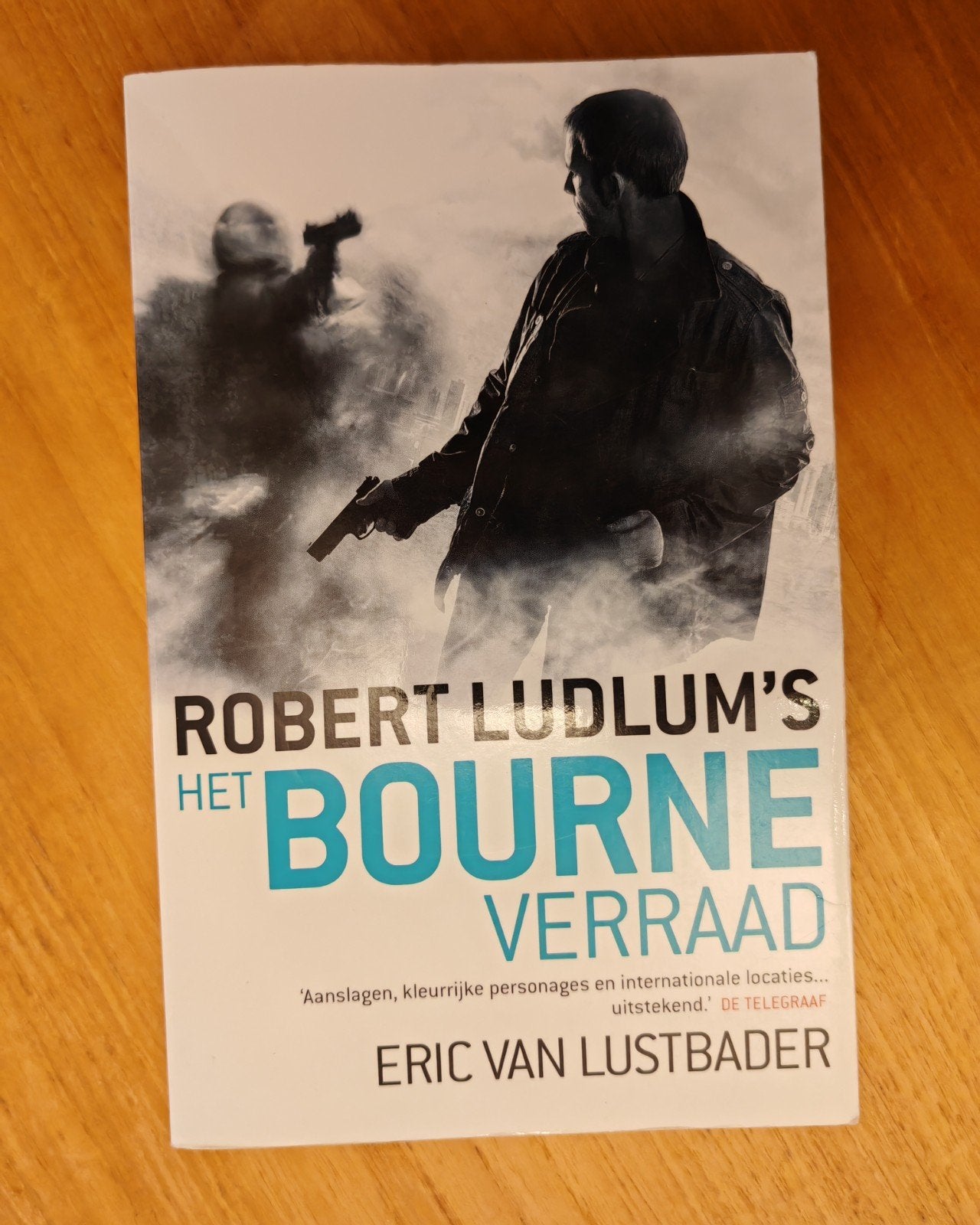 Robert Ludlum's Het Bourne Verraad - Eric Van Lustbader, Ophalen of Verzenden, Zo goed als nieuw, Robert Ludlum, Eric Van Lustbader