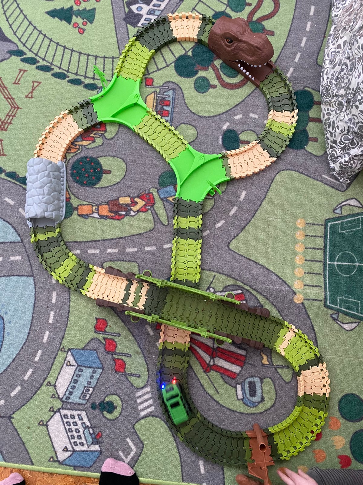 Dinosaurus autobaan met zelf rijdende auto, Kinderen en Baby's, Speelgoed | Speelkleden, Ophalen, Zo goed als nieuw