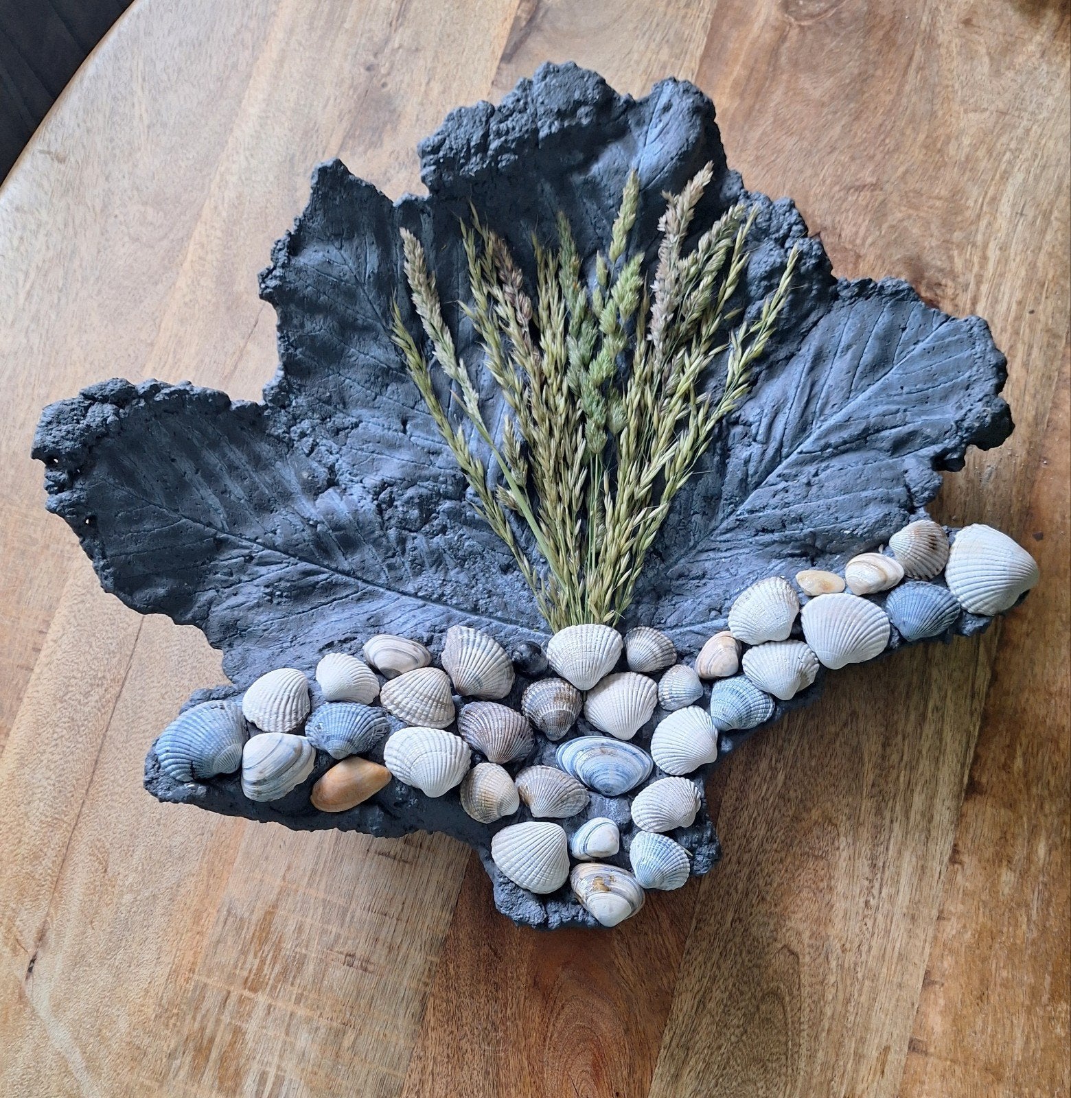 Handgemaakte betonnen bladschaal schelpen 35x38 cm, Huis en Inrichting, Ophalen of Verzenden, Nieuw, Rond, Schaal