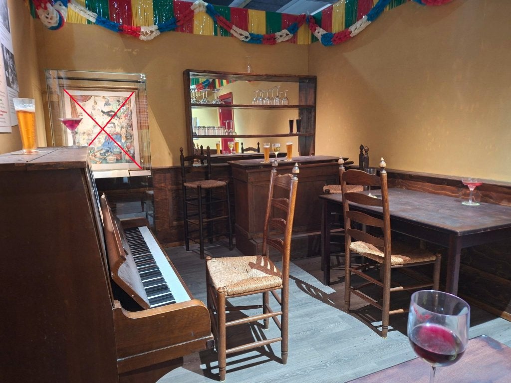 Volledig decor café incl. muren, voor theater, feest, etc., Ophalen, Gebruikt, Toneelattributen of Onderdelen