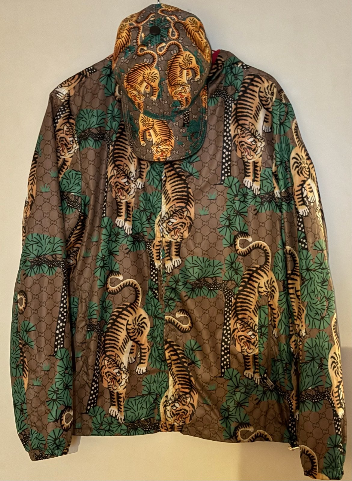 Gucci Tiger Print Windjack met bijpassende pet, Ophalen of Verzenden, Zo goed als nieuw, Maat 52/54 (L), Meerkleurig
