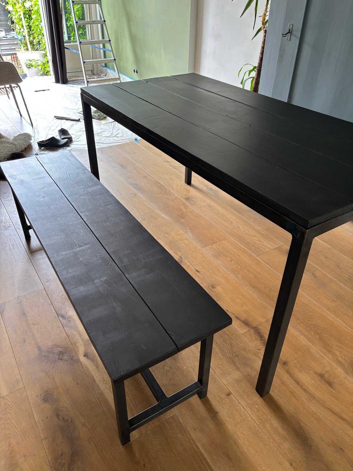 Zwarte eettafel met bankje - robuust en stijlvol, Ophalen, 50 tot 100 cm, Zo goed als nieuw, 150 tot 200 cm