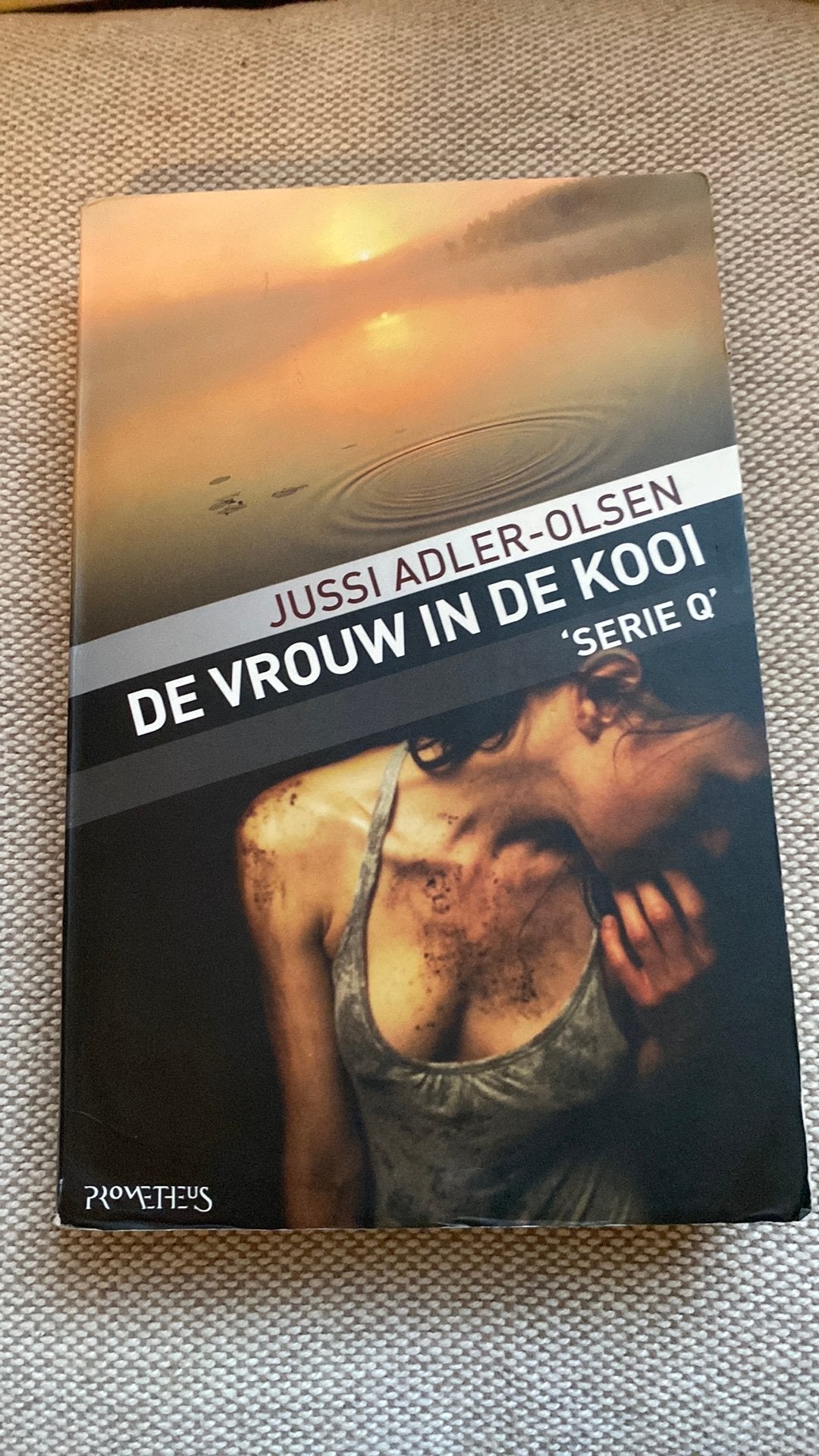 Jussi Adler-Olsen - De vrouw in de kooi, Ophalen of Verzenden, Zo goed als nieuw, Scandinavië, Jussi Adler-Olsen