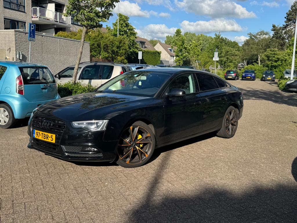 Audi A5 1.8 Tfsi Sportback Blacked Out RS-Look (CarPlay), Auto's, Audi, Voorwielaandrijving, Zwart, 4 cilinders, 4 stoelen