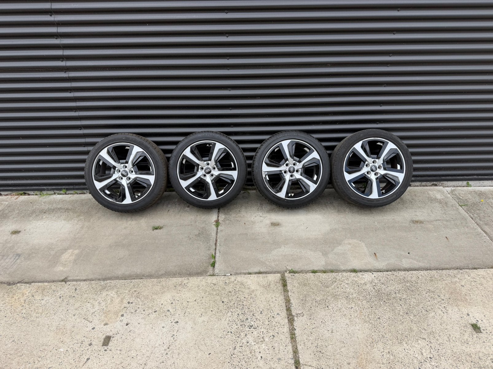 Setje 17 inch Velgen Audi A1 + banden origineel, Ophalen, Velg(en), VW, 17 inch
