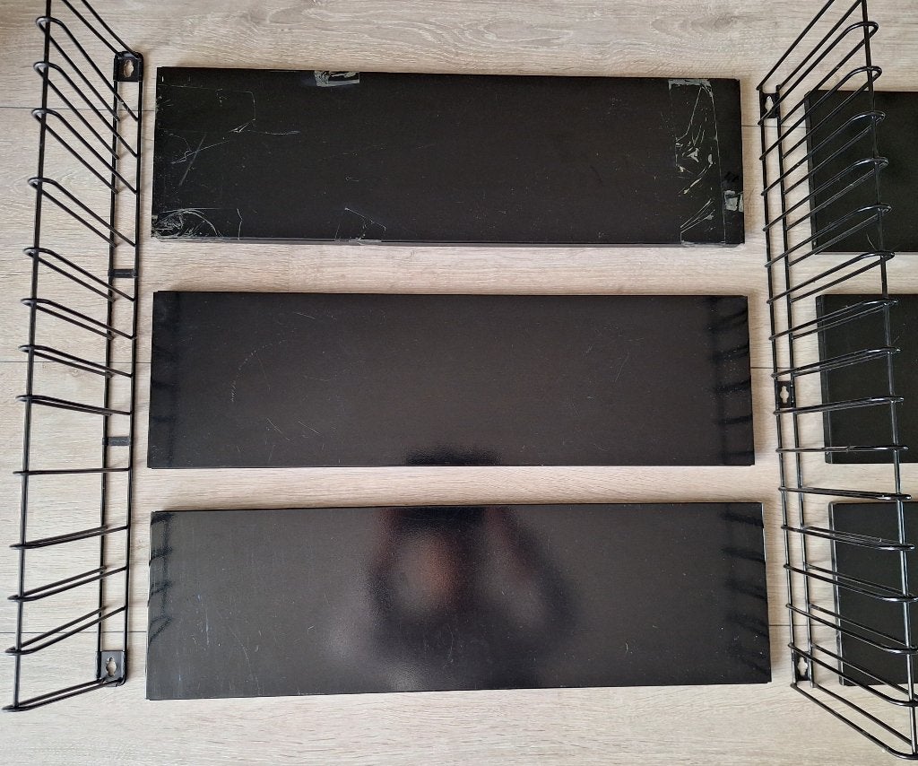 Foto 3 van Vintage wandrek  - boekenrek 8 planken 4 houders