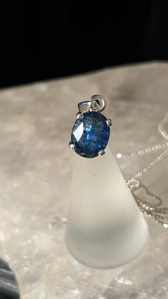 Kyaniet hanger beschermt intuïtie hoge trilling magie uniek, Blauw, Nieuw, Ophalen of Verzenden, 17 tot 18