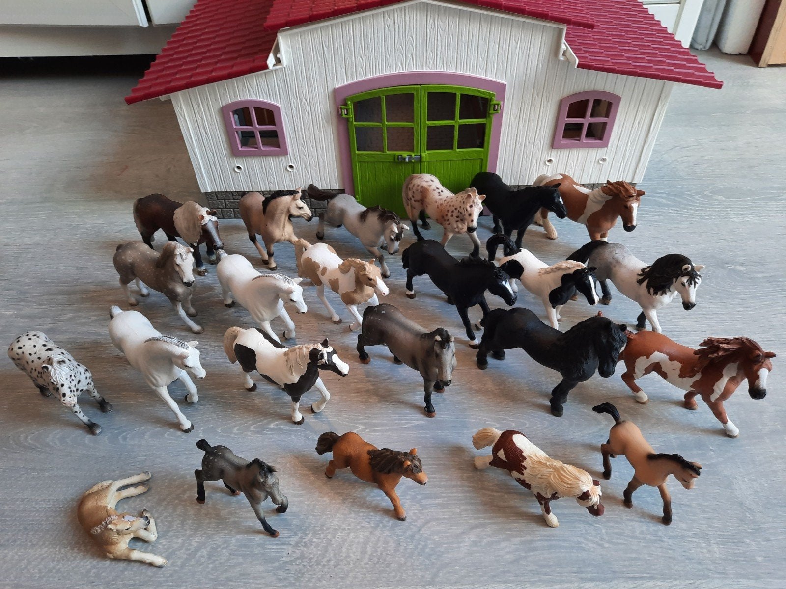 23 paarden incl paardenstal sleigh in nieuwstaat, Ophalen of Verzenden, Zo goed als nieuw, Paard, Beeldje of Figuurtje