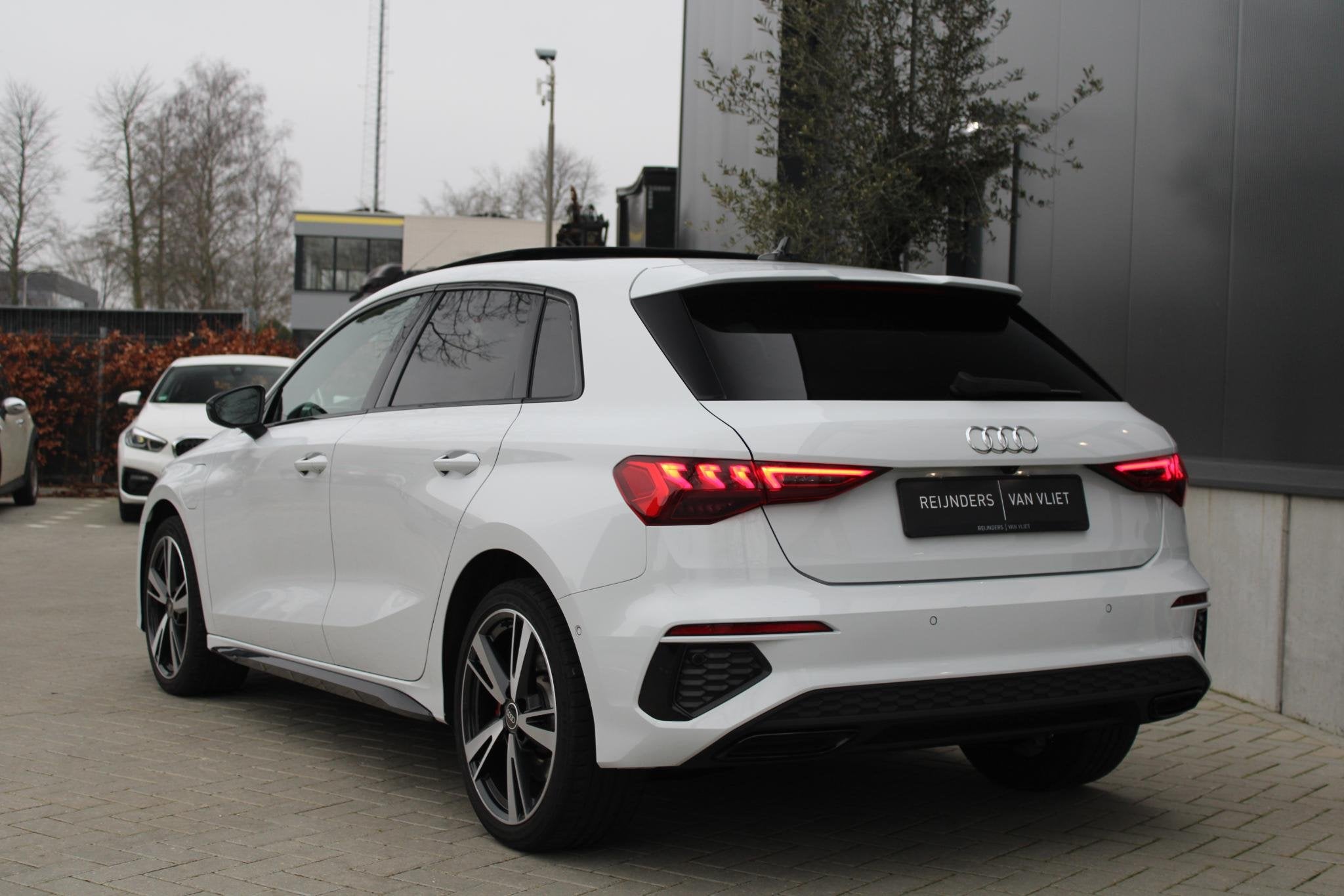 Audi A3 Sportback 45 TFSIe S edition Competition | Pan.Dak |, 12 maanden, Gebruikt, 4 cilinders, Wit