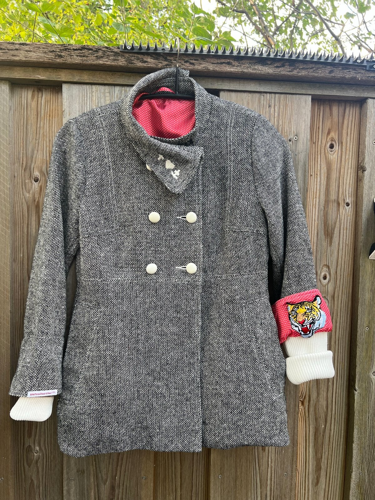 Blutsgeschwister jas met tijgerpatch en stippenvoering, Ophalen of Verzenden, Gedragen, Maat 38/40 (M), Zwart