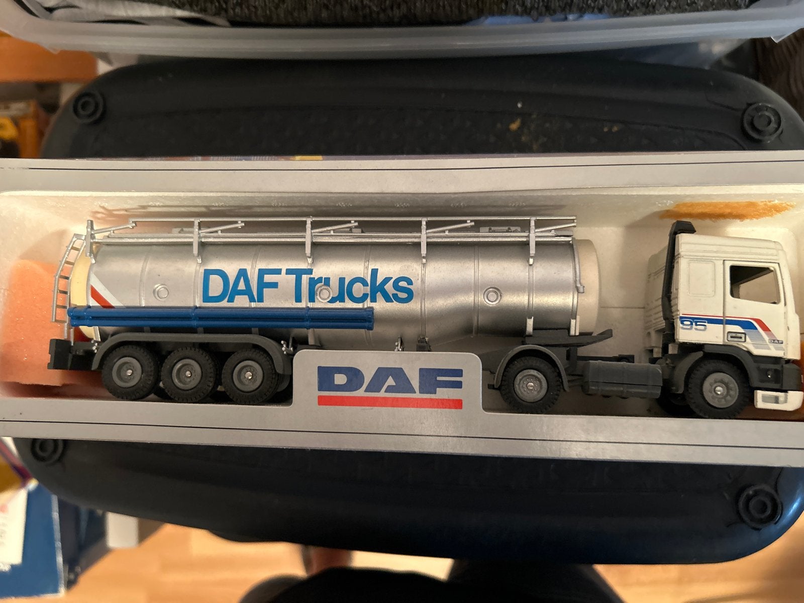DAF 95 Tankwagen model 1:50 - Kantelcabine en deuren open, Ophalen of Verzenden, Zo goed als nieuw, Bus of Vrachtwagen, Tekno