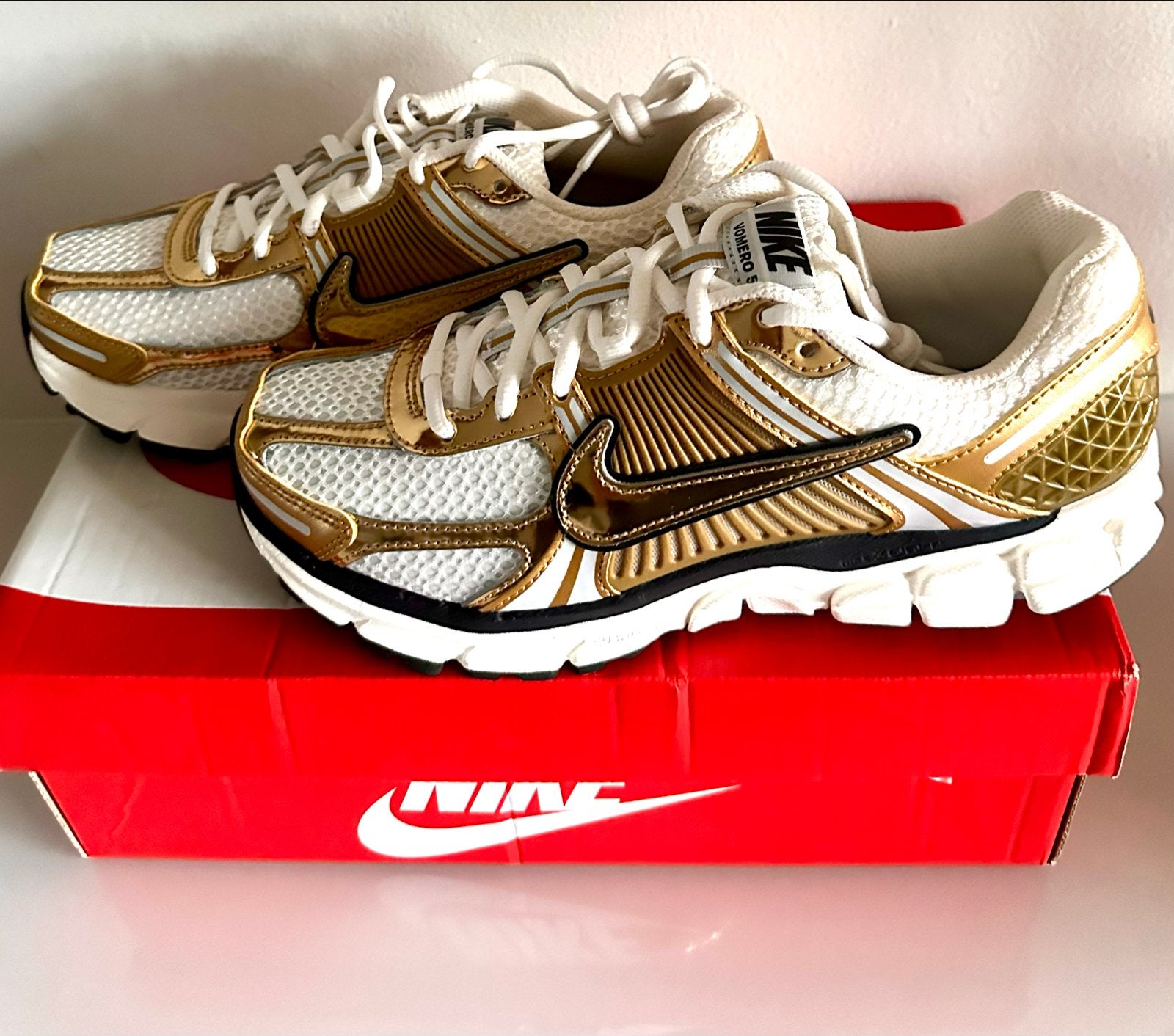 Nike Zoom Vomero 5 Metallic Gold (Woman’s) maat 40,5, Overige kleuren, Nike, Ophalen of Verzenden, Sneakers of Gympen