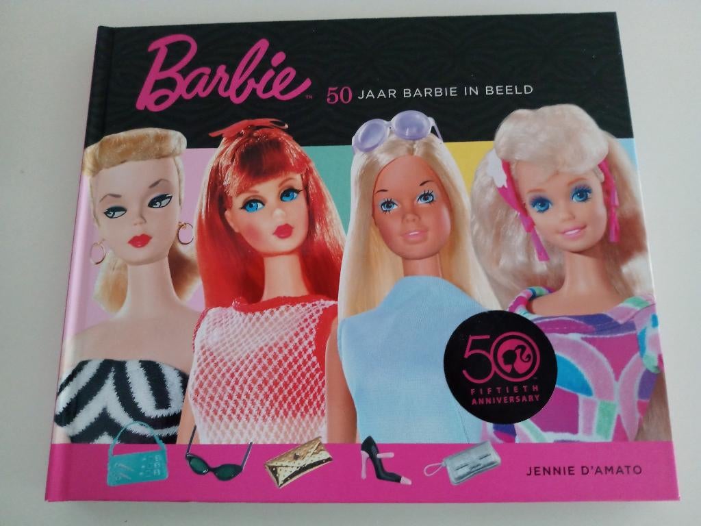 HÉT BARBIE BOEK : 50 Jaar Barbie in Beeld, Ophalen of Verzenden, Zo goed als nieuw, Overige onderwerpen, Jennie D'Amato
