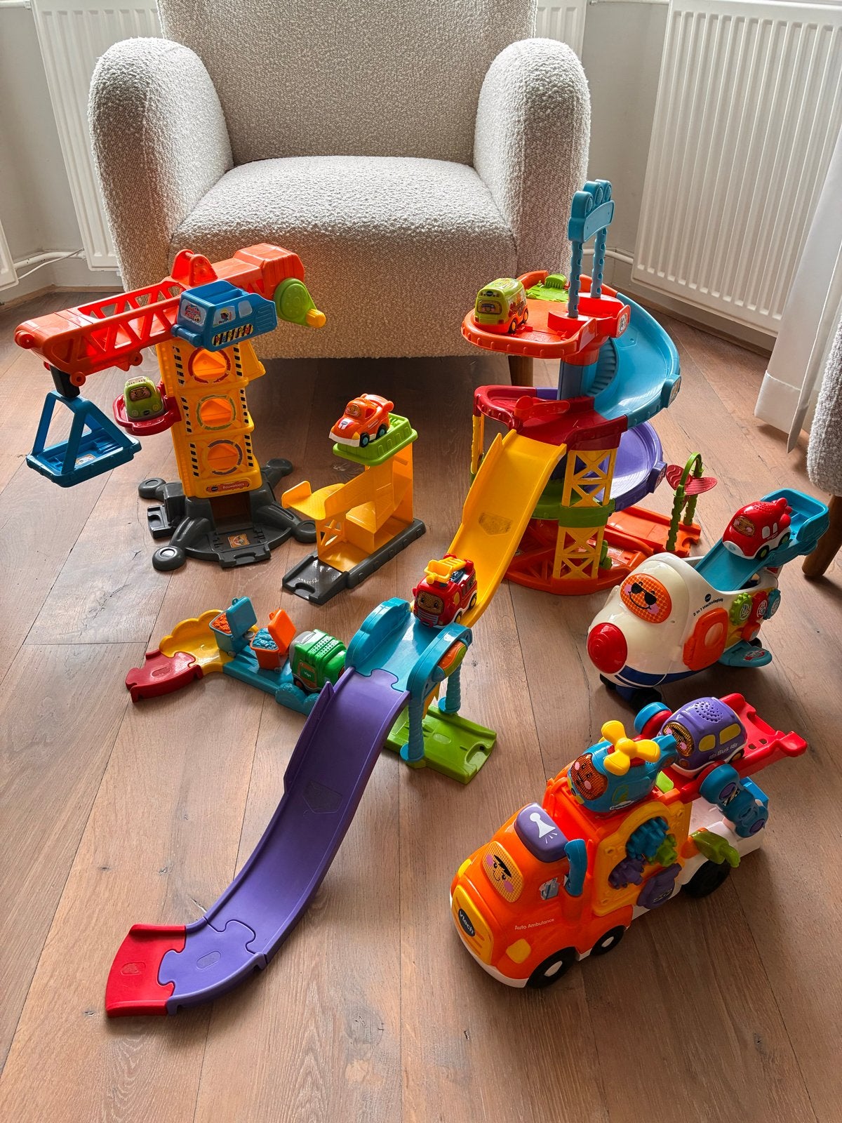 VTech Toet Toet Garage, Hijskraan, Vliegtuig, Auto Ambulance, Ophalen of Verzenden, Gebruikt