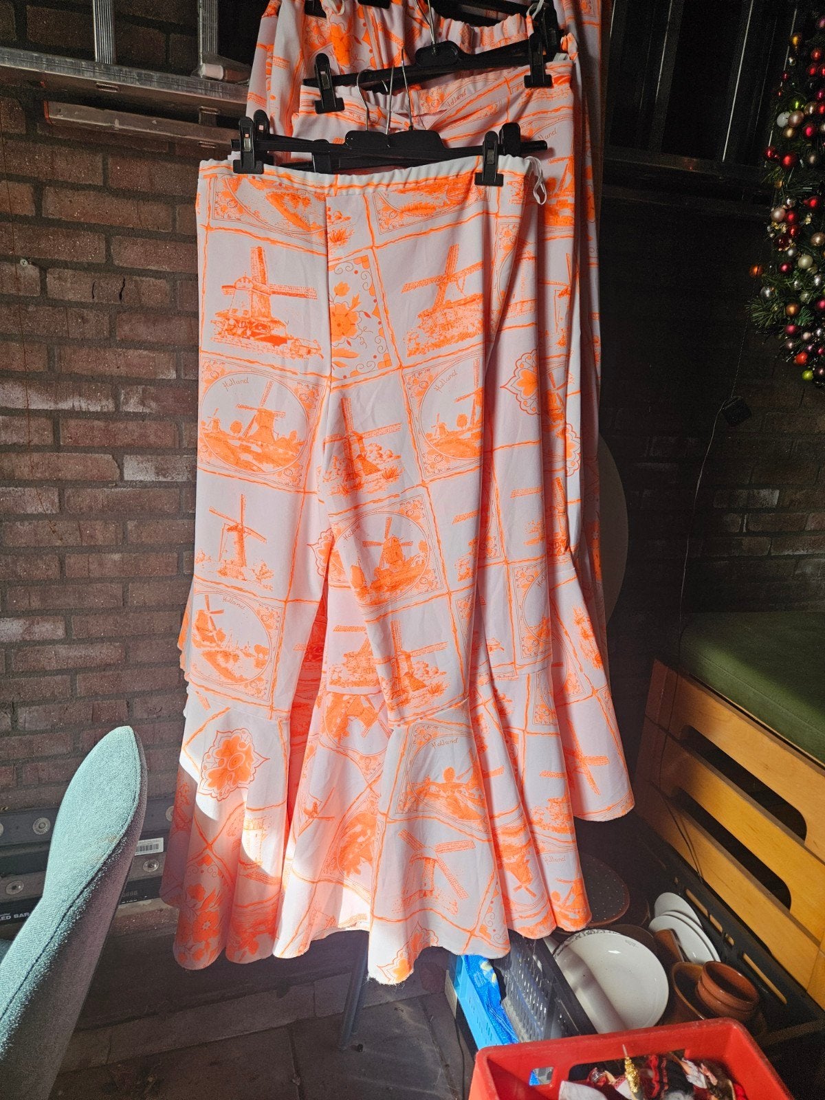 Opvallende oranje-witte broek met Hollanse print 50 stuks., Maat 38/40 (M), Oranje, Ophalen of Verzenden, Lang