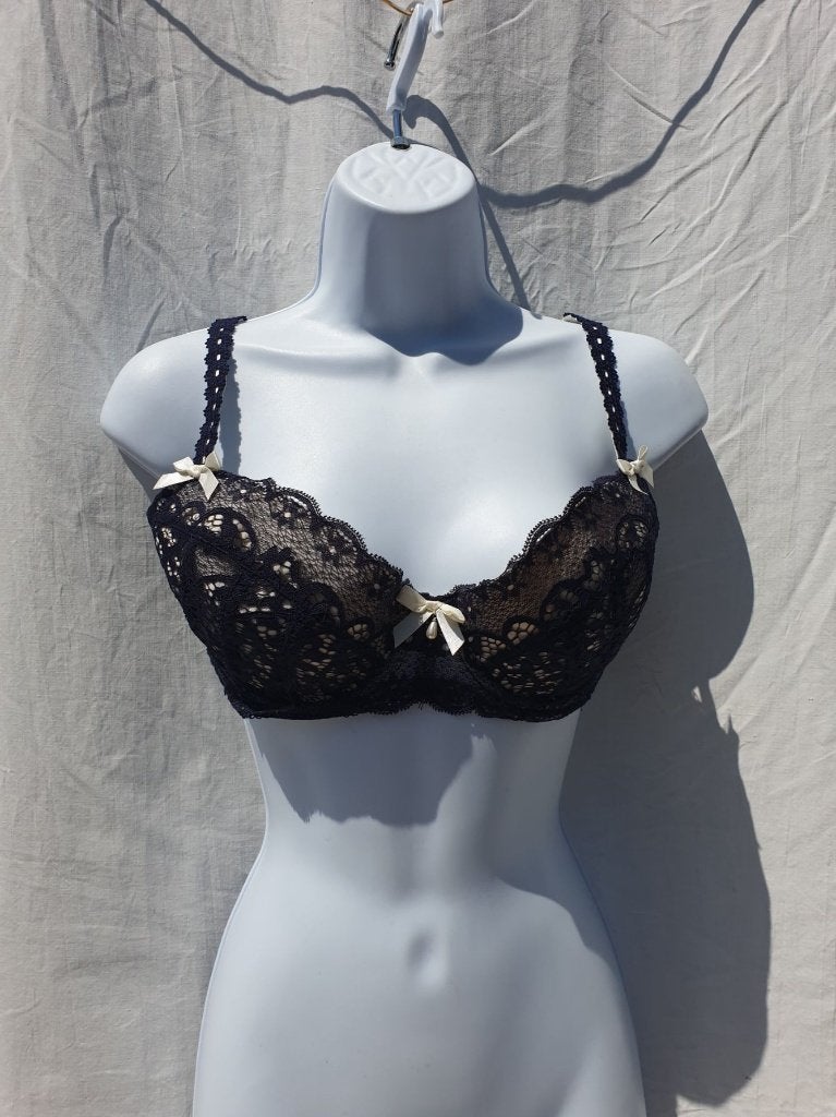 Prachtige bh. Cremekleurig met blauwe kant. mt 85 C Secret, Blauw, ., Ophalen of Verzenden, BH
