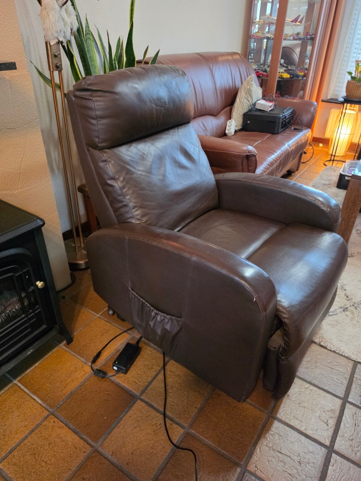 Elektrische leren sta-op stoel / relaxfauteuil – bruin, Huis en Inrichting, Ophalen, Gebruikt, Eenpersoons, Minder dan 150 cm
