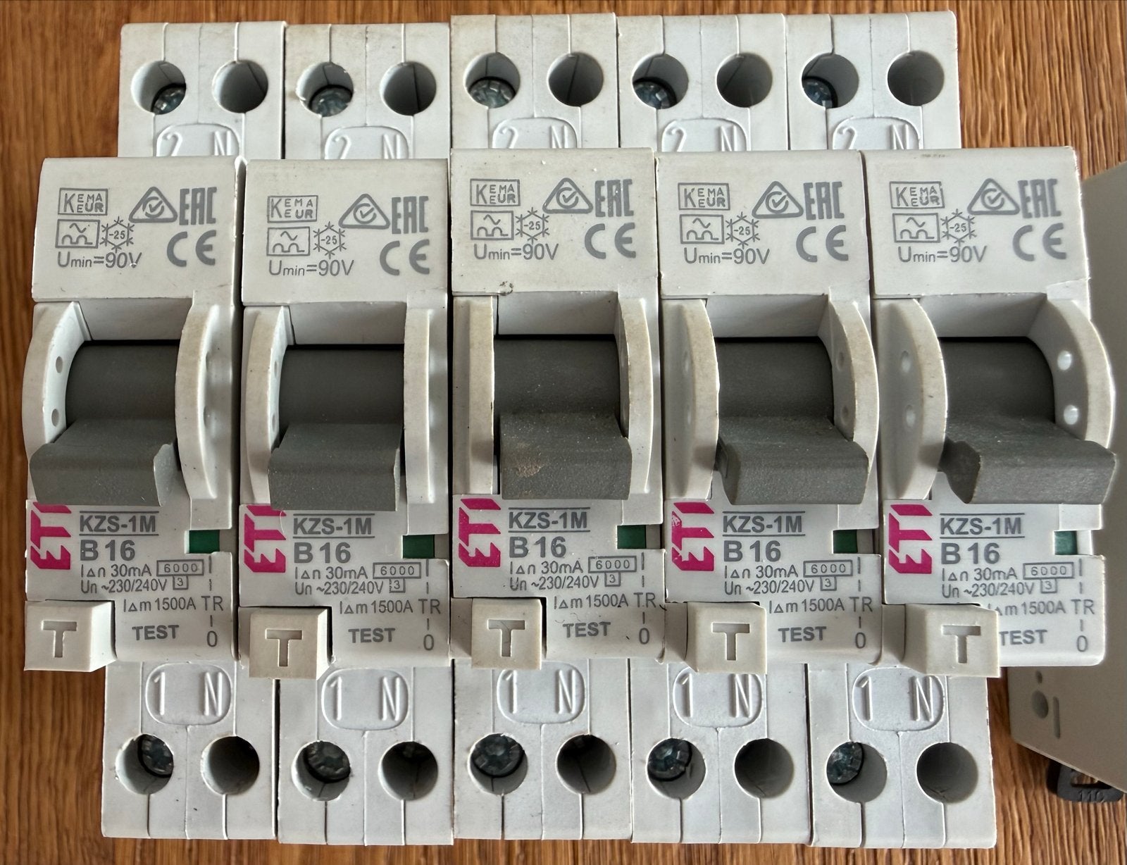 5x ETI KZS-1M B16 Aardlekautomaat 30mA 230/240V, Ophalen of Verzenden, Gebruikt, Overige merken, Aardlekautomaat