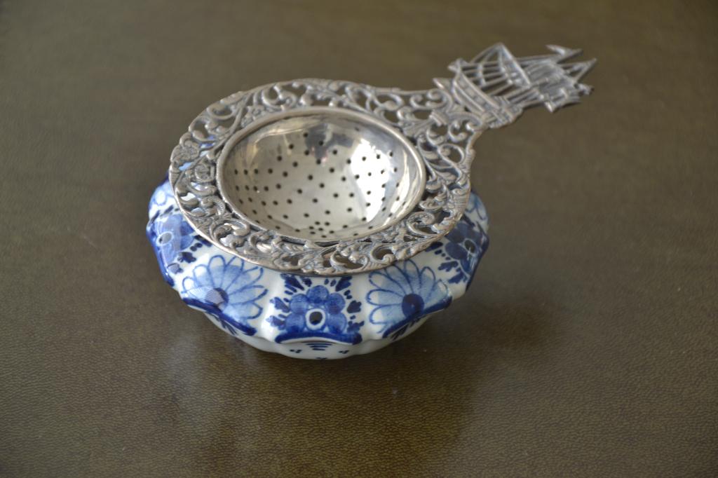 Antiek Delfts blauw theebakje met Zilveren zeefje (gemerkt), Antiek en Kunst, Ophalen of Verzenden, Zilver
