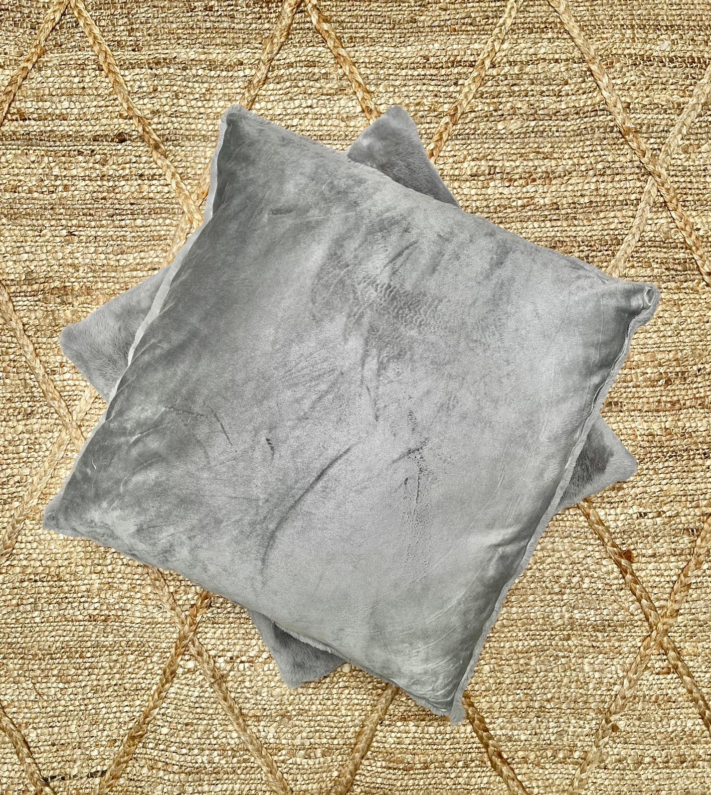2 kussens woonkussens grijs teddy 60 x 60 cm, Huis en Inrichting, Woonaccessoires | Kussens, Overige merken, Vierkant, Ophalen of Verzenden