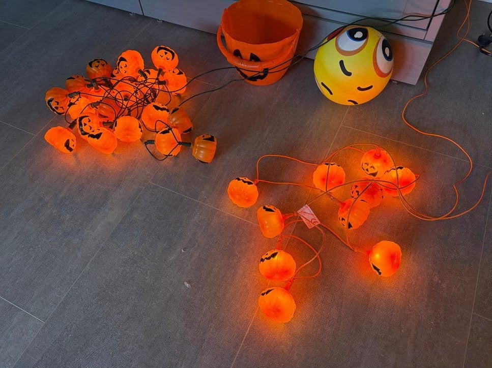 Halloween decoratie set: pompoen lichtslingers en emmer, Verzenden, Gebruikt, Versiering, Halloween of Griezel